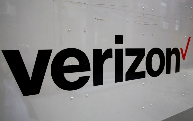 © Reuters. FILE PHOTO: The Verizon logo is seen on the side of a truck in New York
