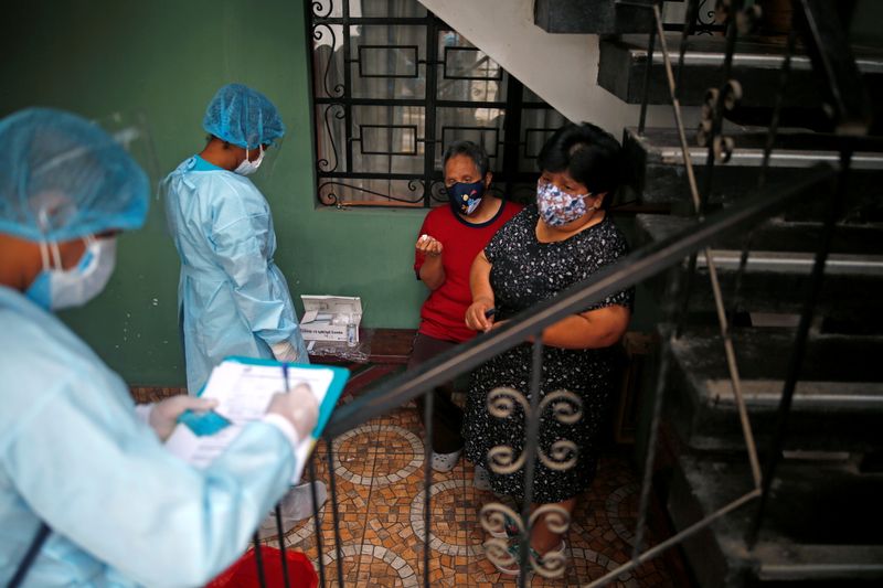 &copy; Reuters. Medical workers take samples during mass testing for the coronavirus (COVID-19) in Lima