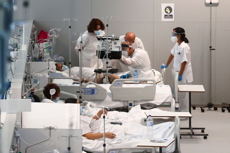 &copy; Reuters. FOTO DE ARCHIVO: Médicos tratando a pacientes con enfermedad de coronavirus (COVID-19) en el hospital Enfermera Isabel Zendal de Madrid, España, el 11 de enero de 2021