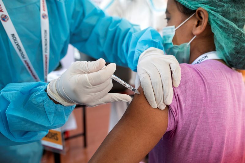 &copy; Reuters. Myanmar starts vaccinating frontline medical workers