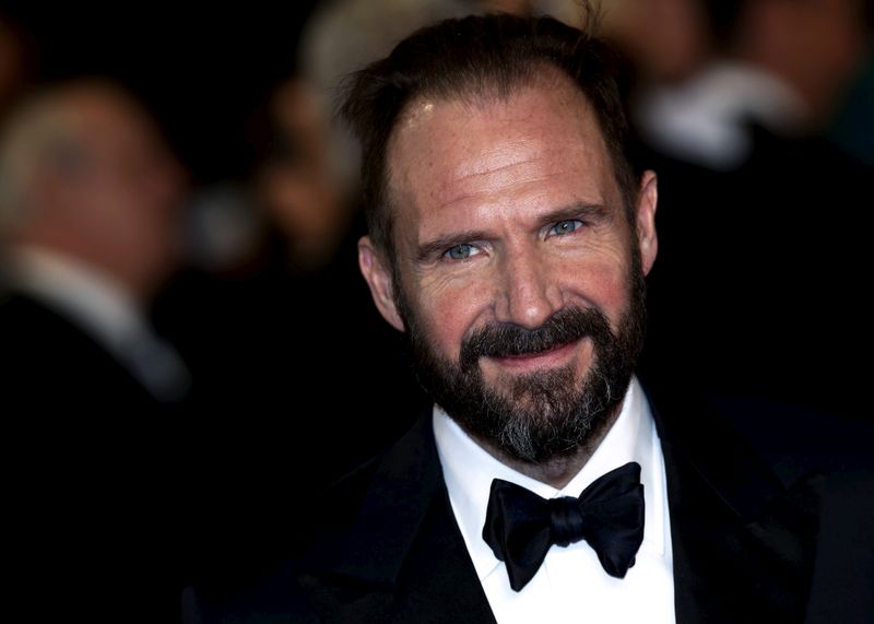 &copy; Reuters. FILE PHOTO: Ralph Fiennes poses for photographers on the red carpet at the world premiere of the new James Bond 007 film &quot;Spectre&quot; at the Royal Albert Hall in London