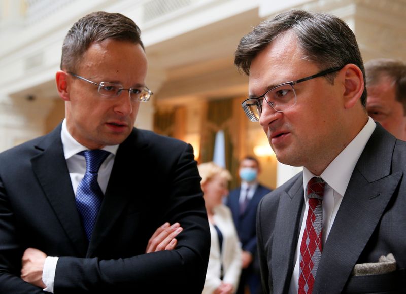 &copy; Reuters. FILE PHOTO: Ukrainian Foreign Minister Kuleba and his Hungarian counterpart Szijjarto attend a news conference in Kyiv