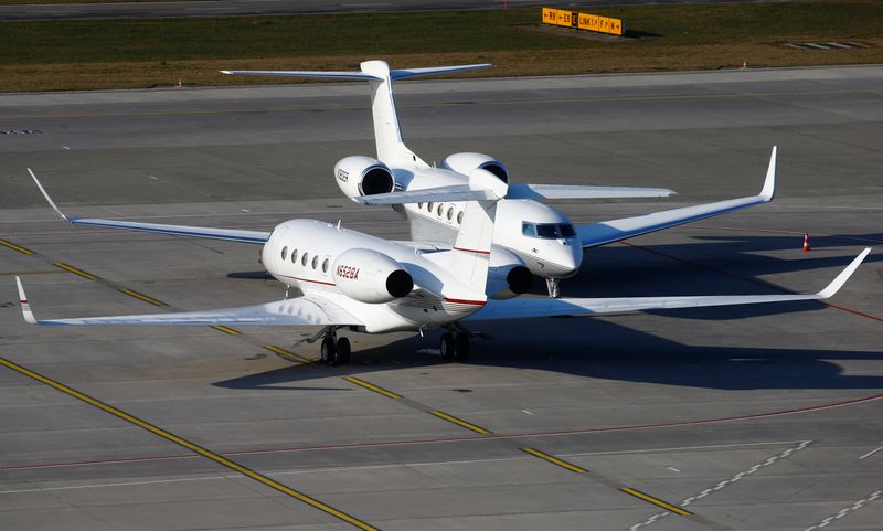 © Reuters. Two Gulfstream GVI G650 GLF6 business aircrafts are parked at the airport in Zurich