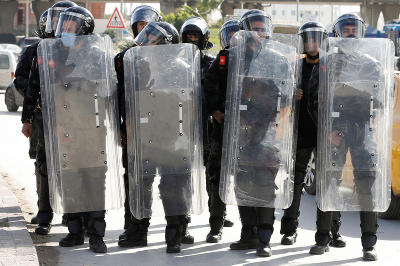 &copy; Reuters. نقابة الصحفيين التونسيين تقول الشرطة اعتقلت مصورا صحفيا صفعه شرطي