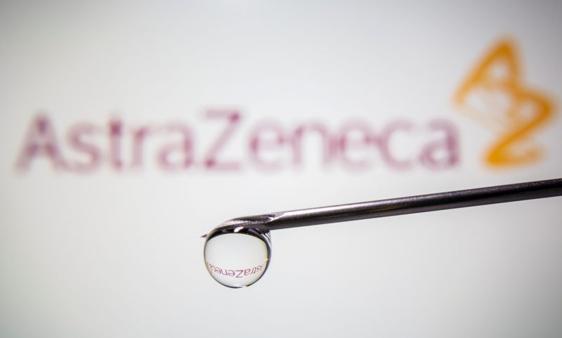 &copy; Reuters. Logo da AstraZeneca atrás de agulha em foto de ilustração