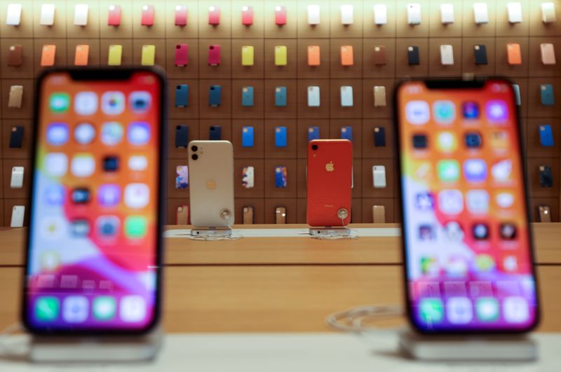 © Reuters. FILE PHOTO: IPhones are displayed at the upcoming Apple Marina Bay Sands store in Singapore