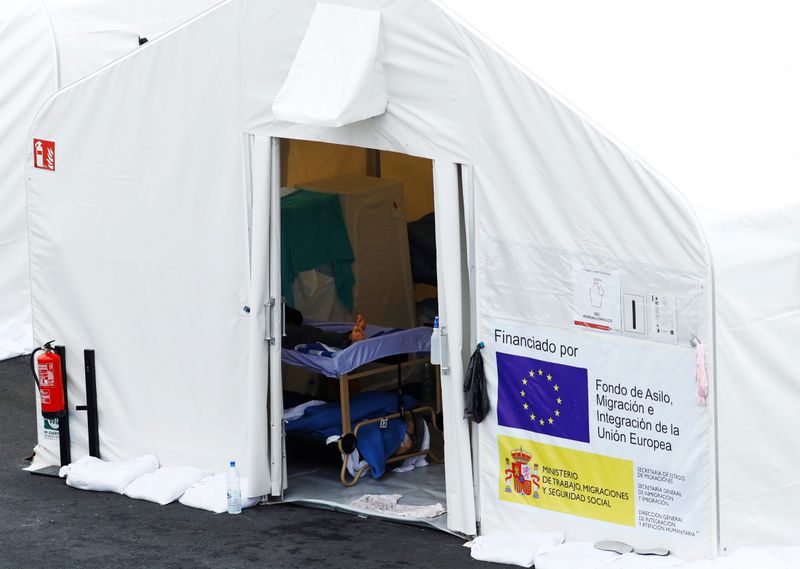 &copy; Reuters. Un migrante descansa en una carpa en Gran Canaria, España