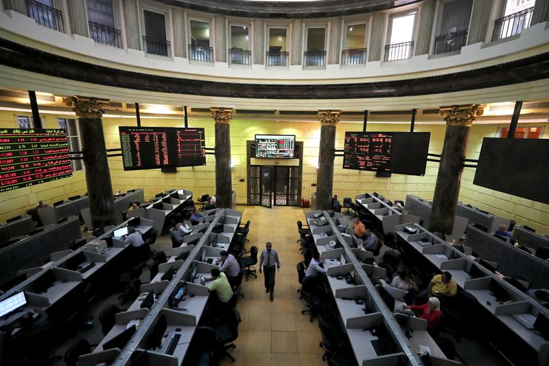 &copy; Reuters. صعود بورصتي الإمارات والسوق السعودية تتراجع