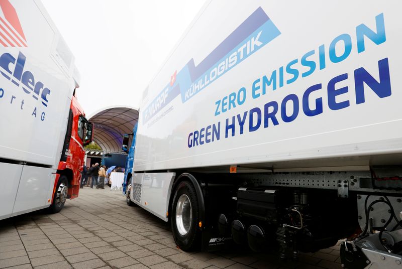 &copy; Reuters. FILE PHOTO: New hydrogen fuel cell truck made by Hyundai is displayed in Luzern
