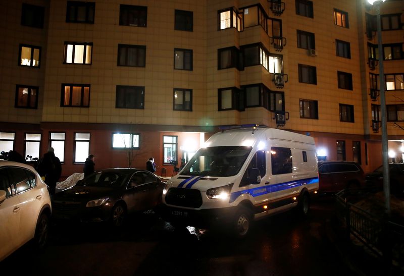 &copy; Reuters. A police van is parked next to a building, where the apartment of Russian opposition leader Alexei Navalny is located, in Moscow