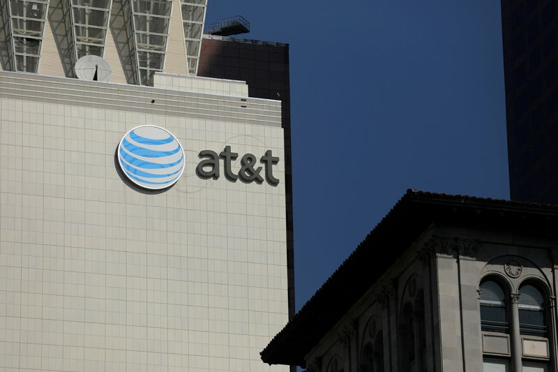 &copy; Reuters. Logo da AT&amp;T em edifício em Los Angeles, EUA