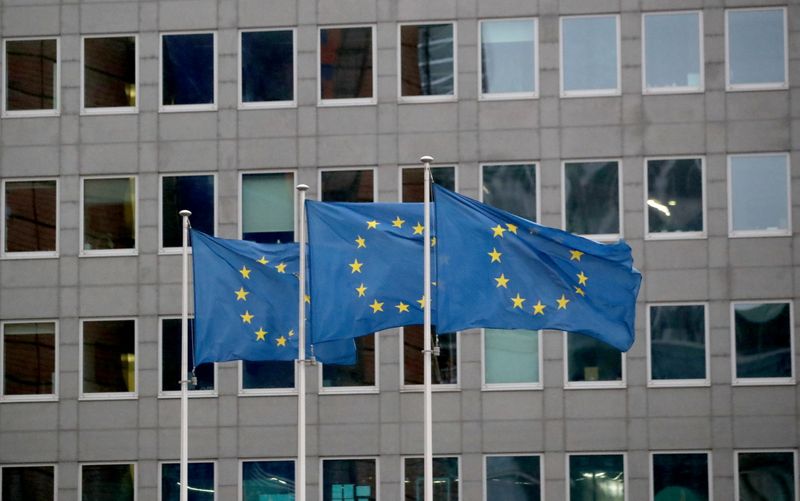 &copy; Reuters. FOTO DE ARCHIVO: Tres banderas de la Unión Europea en Bruselas