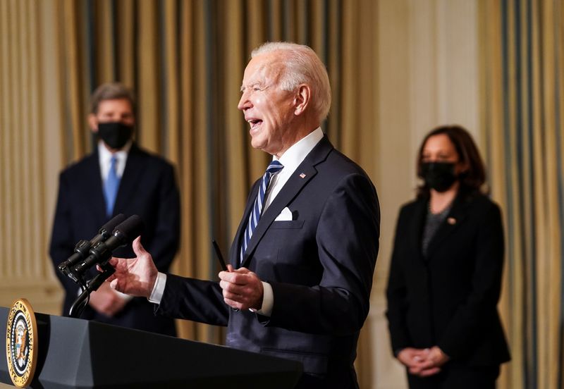 &copy; Reuters. U.S. President Joe Biden speaks about administration plans to confront climate change at the White House ceremony in Washington