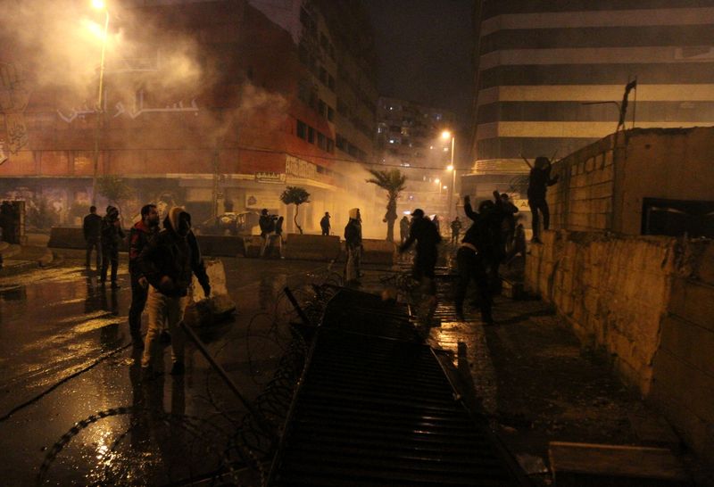 &copy; Reuters. قوات الأمن تشتبك مع محتجين على قرار الحظر والإغلاق في لبنان
