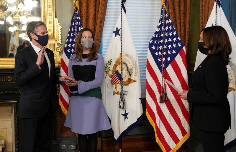 © Reuters. Antony Blinken is sworn in by Vice President Kamala Harris in Washington