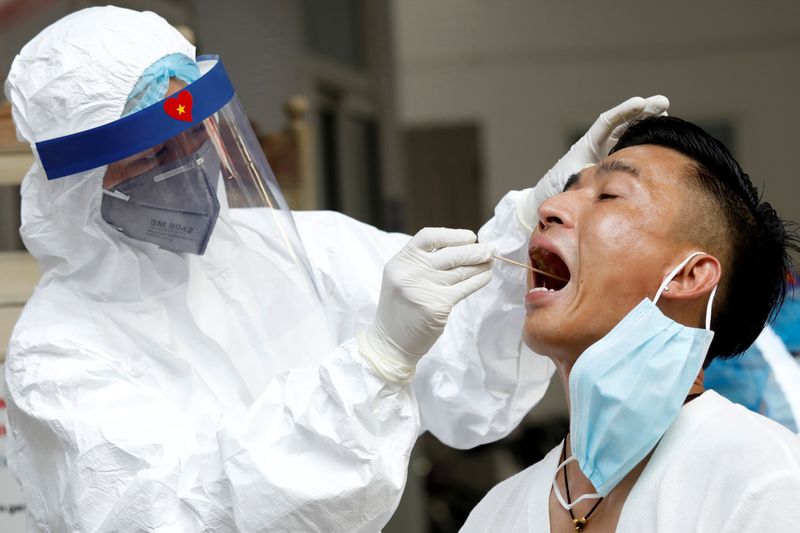 &copy; Reuters. Vietnam takes steps to prevent the coronavirus disease (COVID-19) outbreak in Hanoi