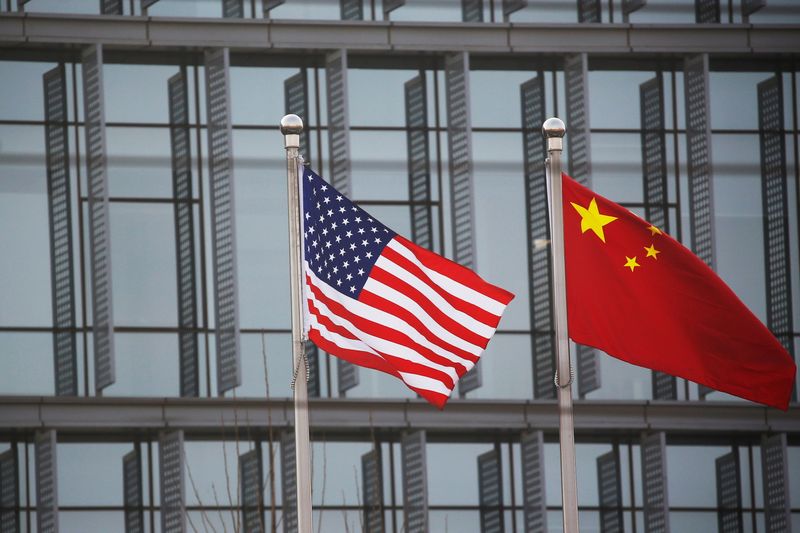 © Reuters. Chinese and U.S. flags flutter outside the building of an American company in Beijing