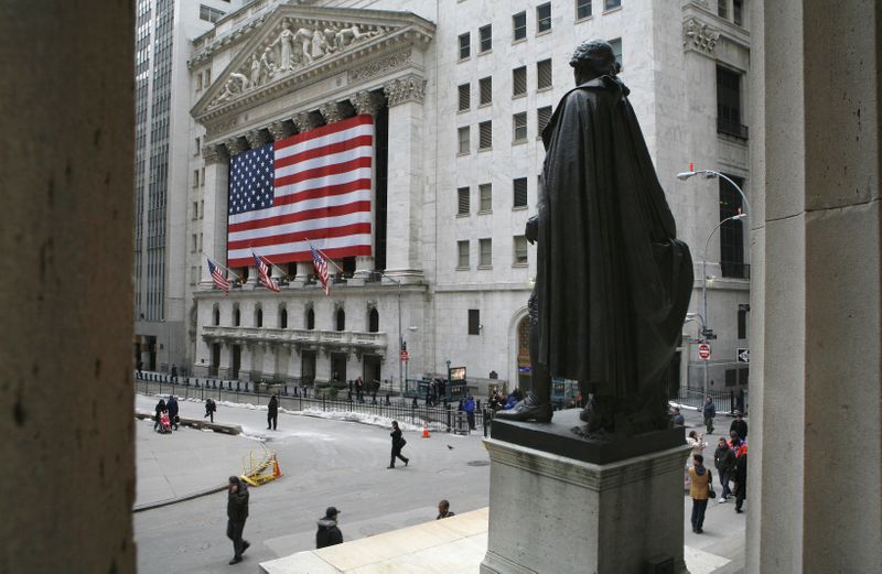 &copy; Reuters. FILE PHOTO: A statue of George Washington is seen on Wall St. across the New York Stock Exchange