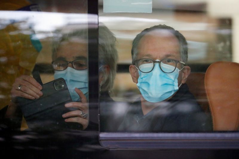 © Reuters. WHO team members tasked with investigating the origins of the coronavirus disease (COVID-19) pandemic leave their quarantine hotel in Wuhan