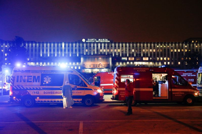 &copy; Reuters. Medical personnel stand next to ambulances with COVID-19 patients as they wait in the queue at Santa Maria hospital, amid the coronavirus disease (COVID-19) pandemic in Lisbon