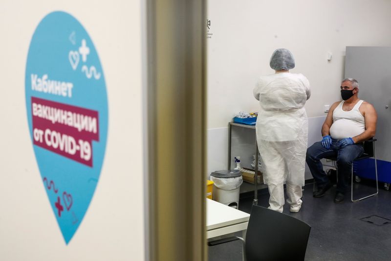 &copy; Reuters. A man receives an injection with Sputnik V (Gam-COVID-Vac) vaccine against the coronavirus disease (COVID-19) in Moscow
