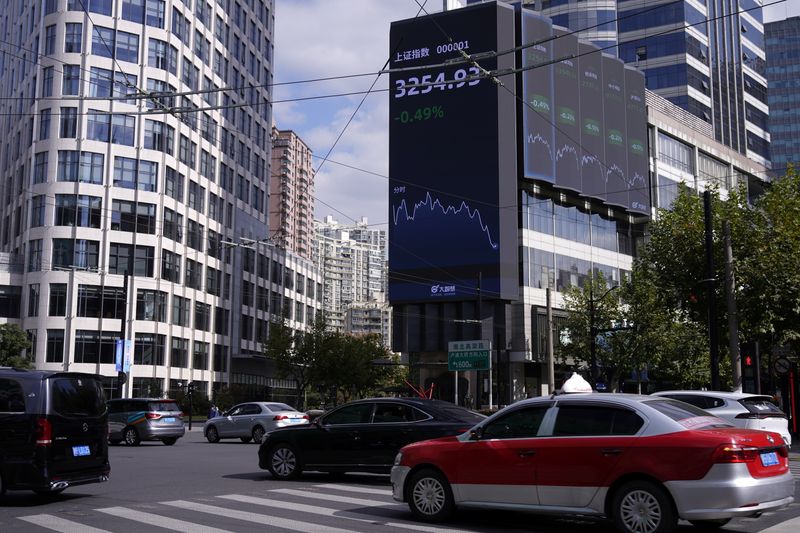 &copy; Reuters. Painel eletrônico com informações acionárias em Xangai