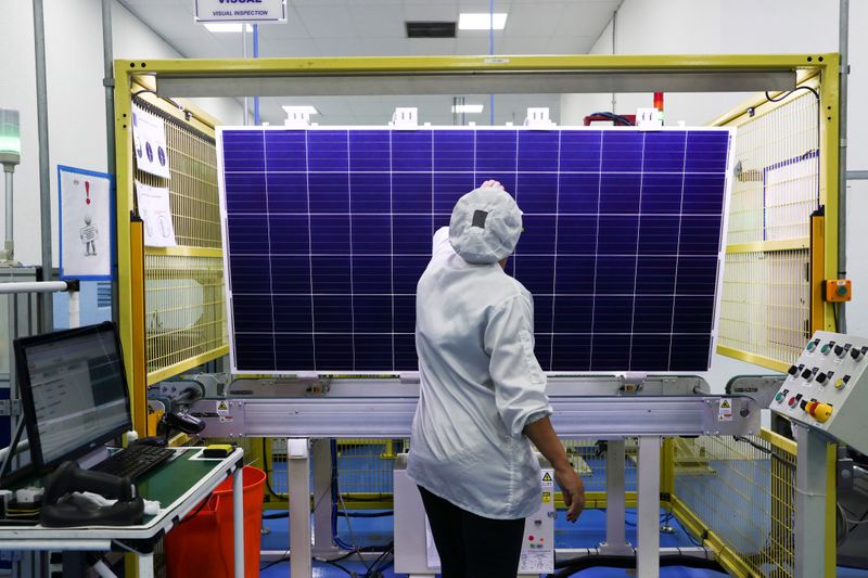 &copy; Reuters. Fábrica de painéis solares em Campinas, São Paulo