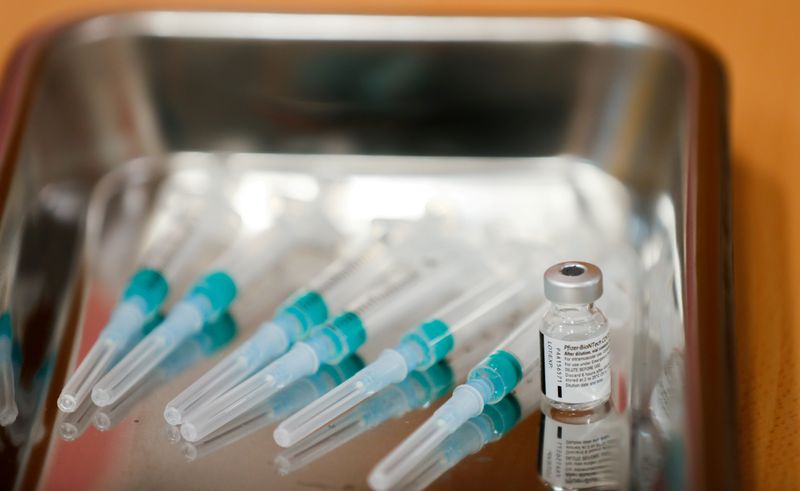 &copy; Reuters. Seringas e frasco com vacina Pfizer/BioNTech contra Covid-19 em asilo de Madri