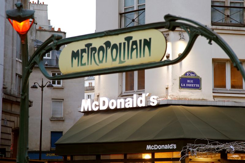 © Reuters. FILE PHOTO: A McDonalds fast food restaurant is seen near the entrance of a Metro station in Paris