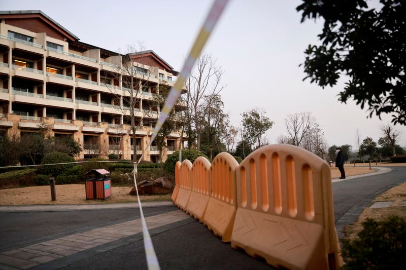 &copy; Reuters. Segurança guarda área isolada de hotel para onde foram membros da equipe da OMS que investigam origem da Covid-19 em Wuhan
