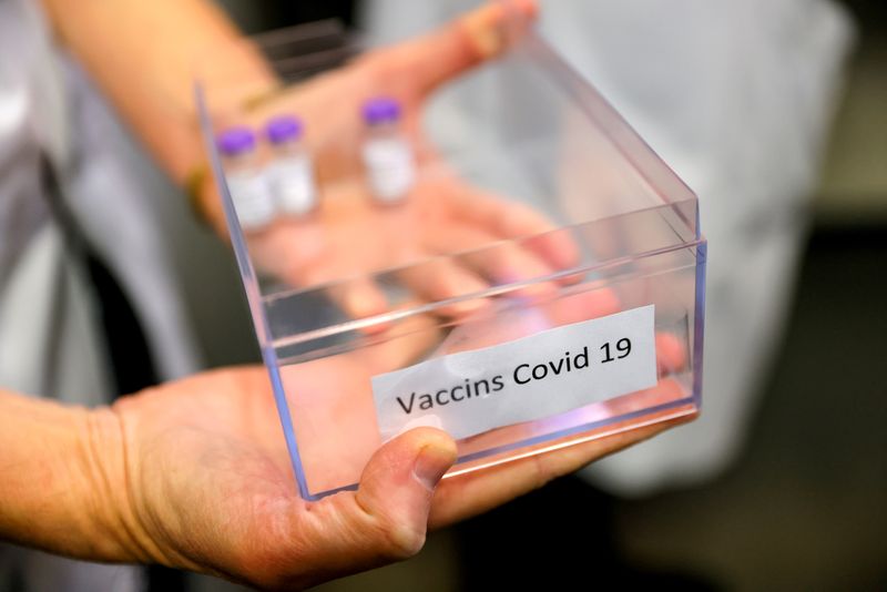 &copy; Reuters. Doses da vacina contra Covid-19 Pfizer/BioNTech são preparadas em hospital em Sevran, na França