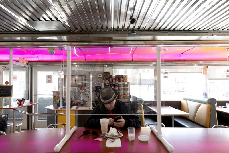 &copy; Reuters. Homem faz refeição em restaurante da Philadelphia, nos EUA, em meio a reabertura em capacidade limitada para reduzir disseminação da Covid-19
