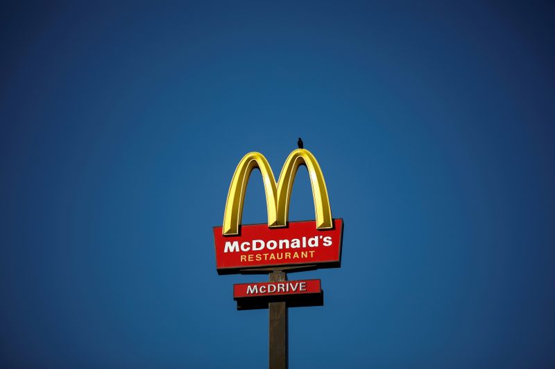 &copy; Reuters. Foto de archivo del logo de McDonald&apos;s en Bretigny-sur-Orge, cerca de Paris