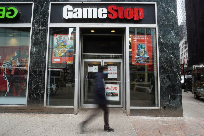 &copy; Reuters. FOTO DE ARCHIVO. Una persona camina frente a una tienda GameStop en medio de la pandemia de la enfermedad del coronavirus (COVID-19) en el distrito de Manhattan de Nueva York, EEUU