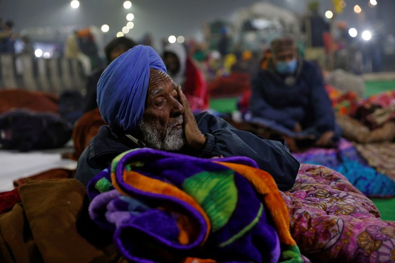 &copy; Reuters. مواجهة بين مزارعين محتجين والشرطة قرب العاصمة الهندية