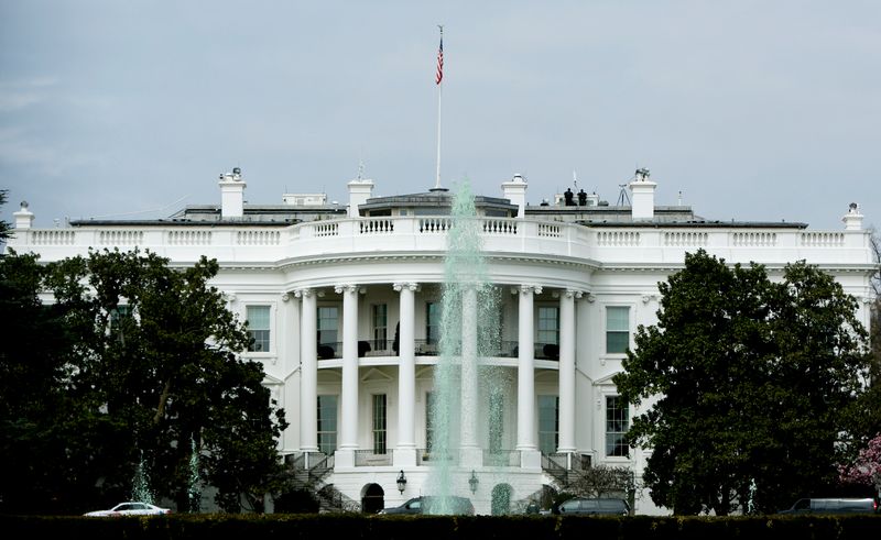 &copy; Reuters. 米ホワイトハウス、コロナ対策法案2分割巡る報道を否定