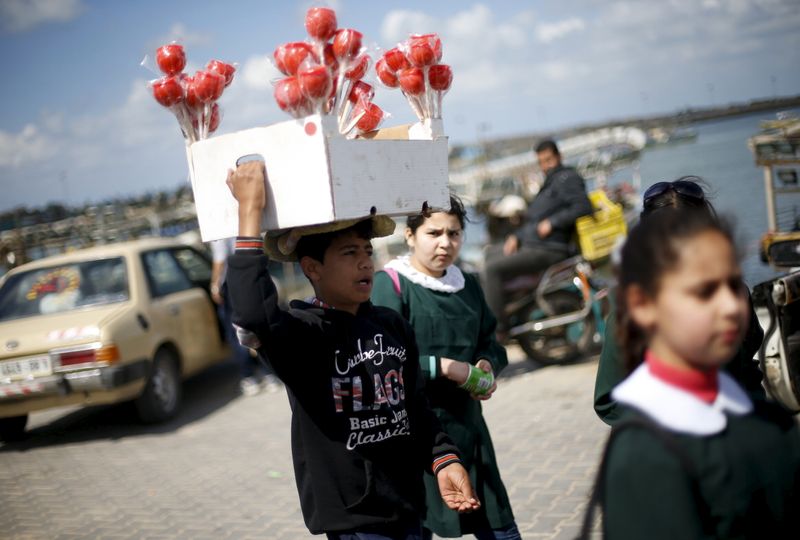 &copy; Reuters. Criança vende maçã-do-amor em Gaza