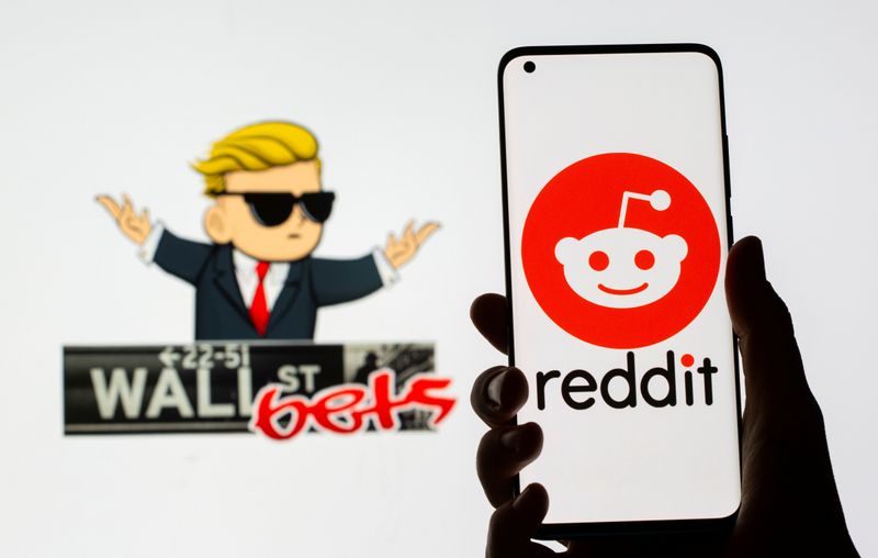 © Reuters. FILE PHOTO: The Reddit logo is seen on a smartphone in front of a displayed Wall Street Bets logo in this illustration