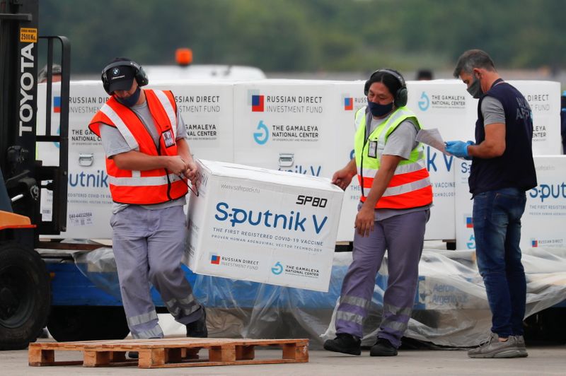 &copy; Reuters. Carregamento de Sputnik V chega a Buenos Aires