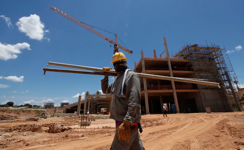 &copy; Reuters. Homem trabalha na construção do estádio Arena Pantanal em Cuiabá, Mato Grosso