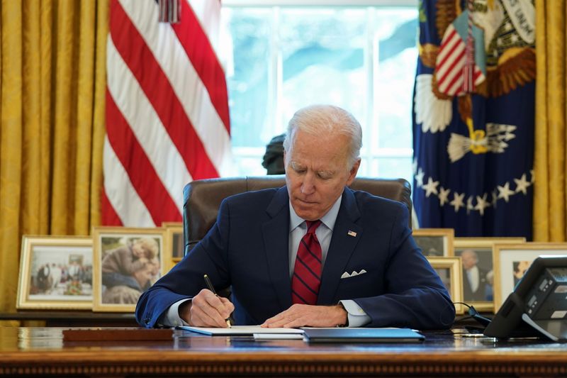 © Reuters. U.S. President Biden signs executive orders on access to affordable healthcare in Washington
