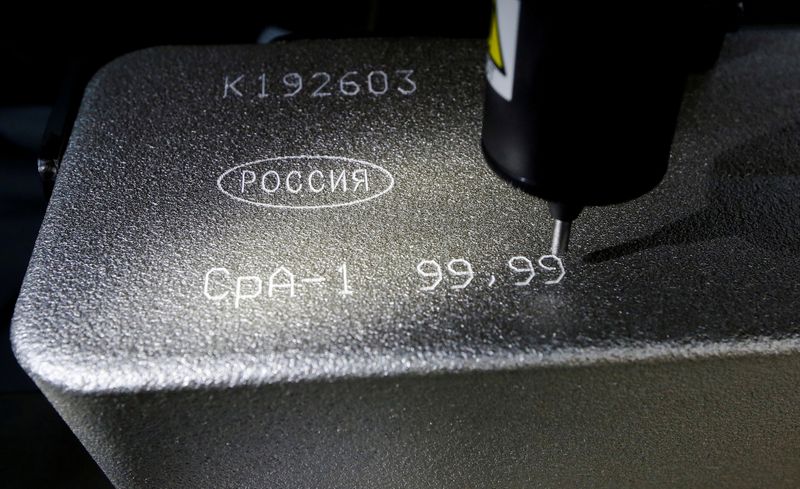 © Reuters. FILE PHOTO: Machine engraves information on 99.99 percent pure silver ingot at Krastsvetmet non-ferrous metals plant in Krasnoyarsk