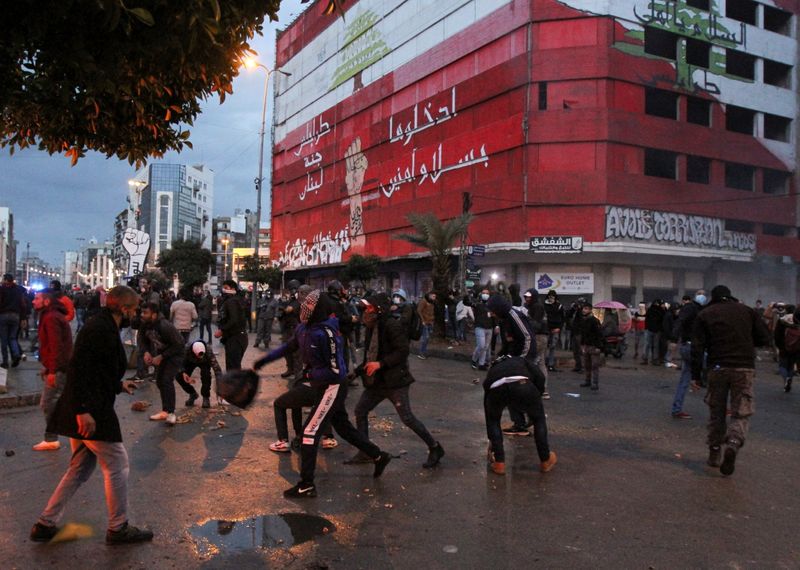 © Reuters. مقتل محتج في طرابلس اللبنانية خلال اضطرابات