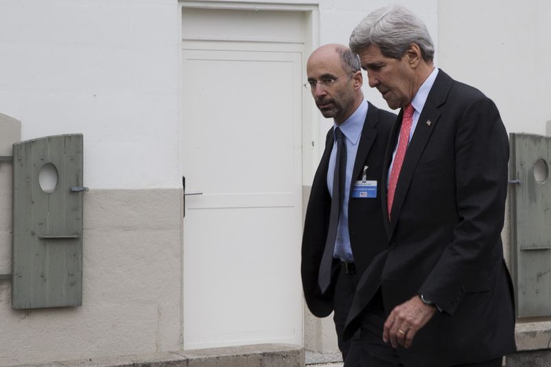 © Reuters. FILE PHOTO: U.S. Secretary of State Kerry walks to lunch with members his negotiating team following a meeting with Iran's Foreign Minister Javad Zarif over Iran's nuclear program in Lausanne