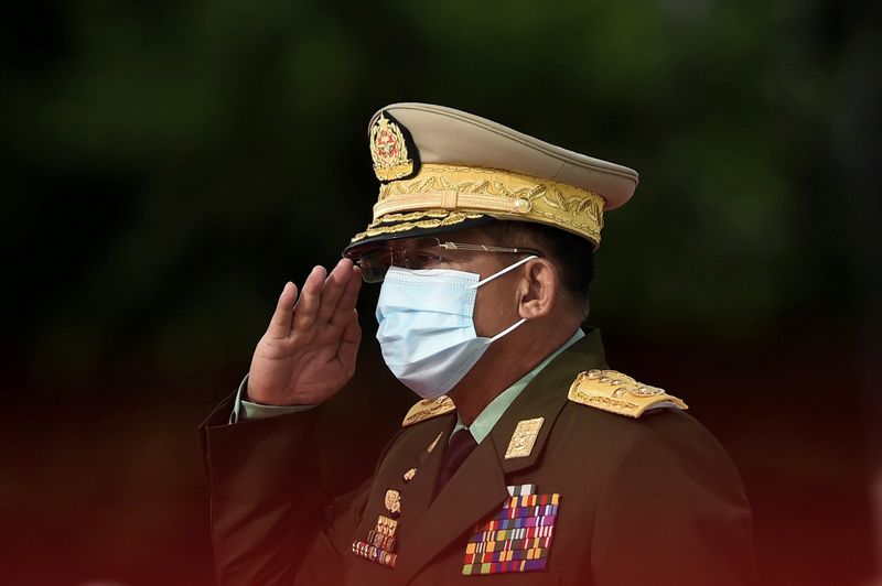 © Reuters. Myanmar's Army Chief Min Aung Hlaing salutes during the Martyrs' Day ceremony in Yangon on July 19, 2020.