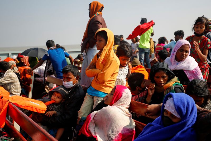 &copy; Reuters. FILE PHOTO: Rohingya refugees sit on wooden benches of a navy vessel on their way to the Bhasan Char island in Noakhali district