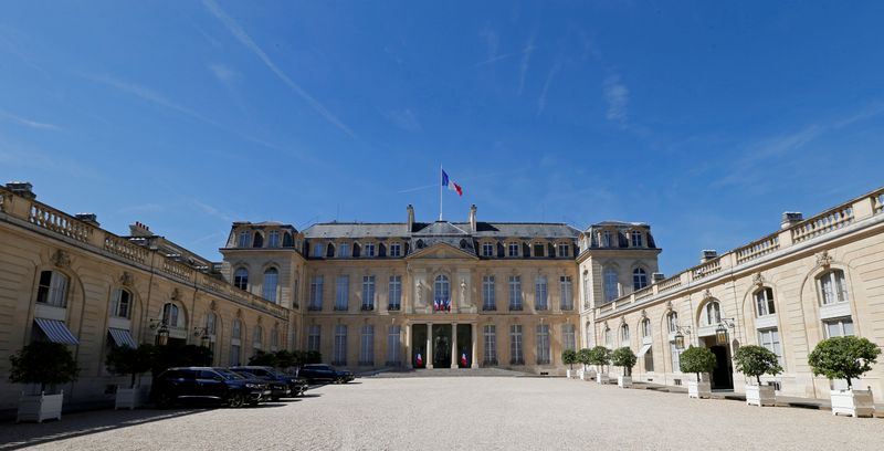 © Reuters. FILE PHOTO: General view of the courtyard of the Elysee Palace in Paris
