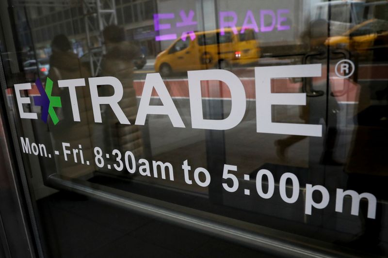 &copy; Reuters. FOTO DE ARCHIVO: Las oficinas de E*Trade Financial en la ciudad de Nueva York, Nueva York EEUU, 20 de febrero de 2020