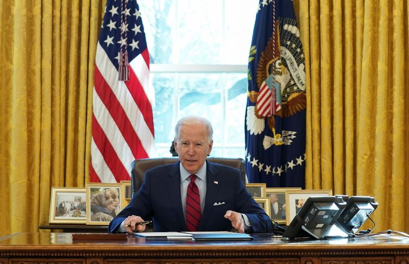 © Reuters. U.S. President Biden signs executive orders on access to affordable healthcare in Washington