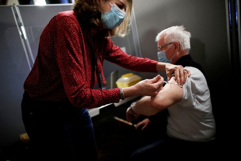 &copy; Reuters. FOTO DE ARCHIVO: Una persona mayor recibe la vacuna contra la enfermedad del coronavirus (COVID-19) de Pfizer-BioNTech en un centro de vacunación en el ayuntamiento de París Centro, Francia, 18 de enero de 2021